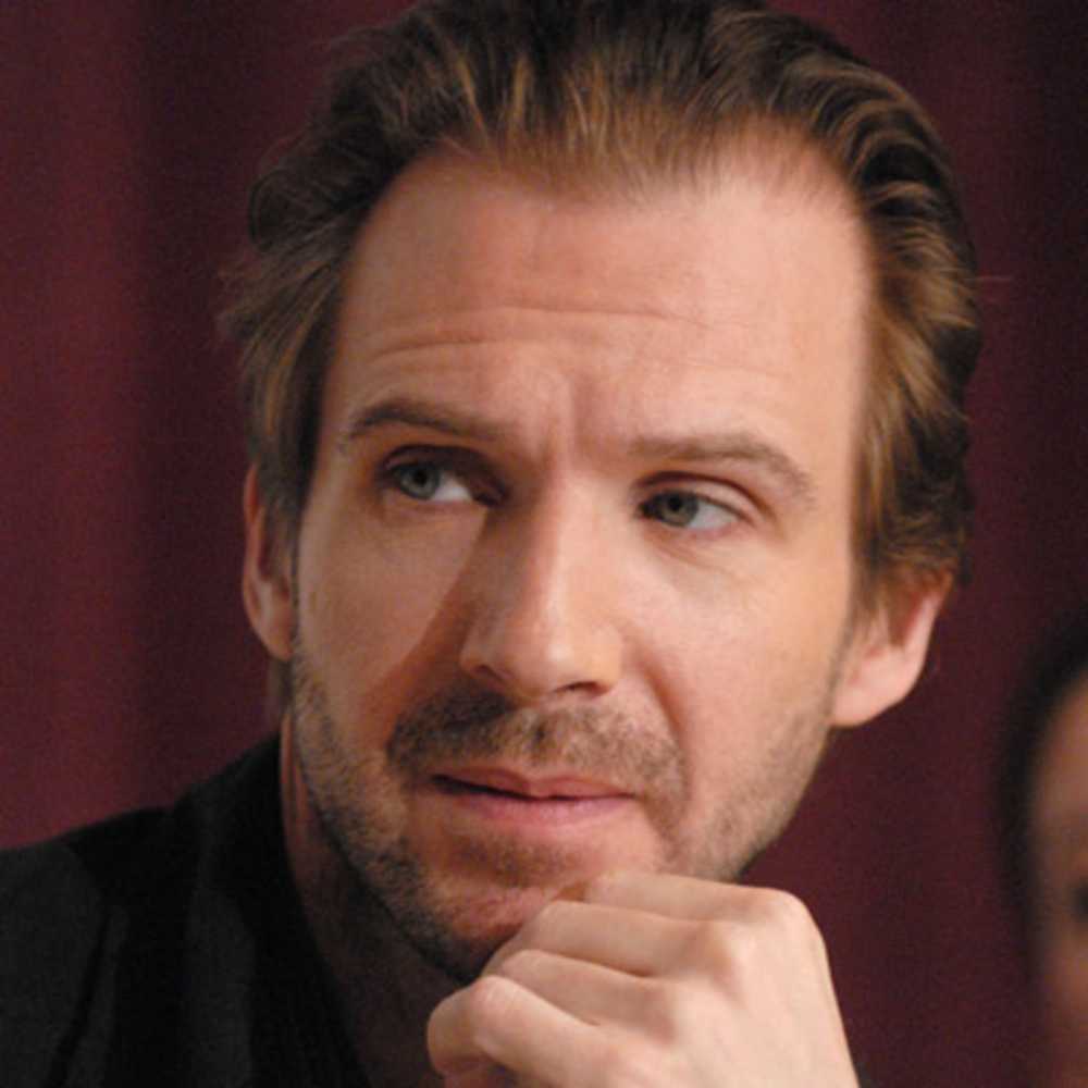 ¿Cuánto mide Ralph Fiennes? - Altura - Real height Ralph-fiennes-biography_2