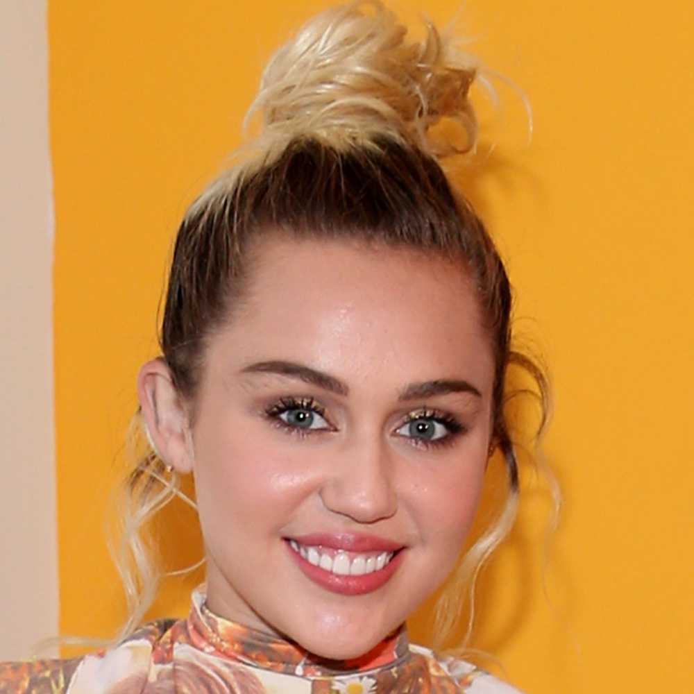 SwashVillage Miley Cyrus Biografie